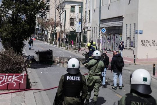 Νέα ένταση στην ΑΣΟΕΕ – Συγκρούσεις και οδοφράγματα στην Πατησίων