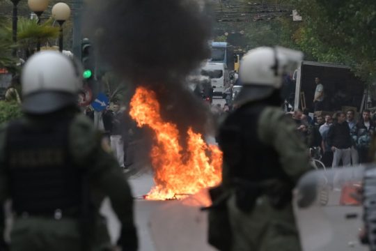 Ένταση με καμένους κάδους έξω από την ΑΣΟΕΕ