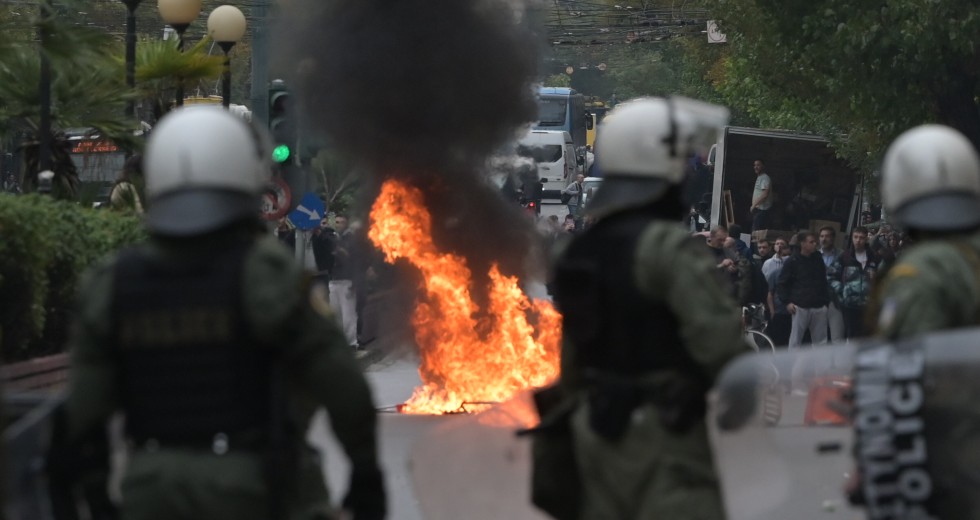 Ένταση με καμένους κάδους έξω από την ΑΣΟΕΕ