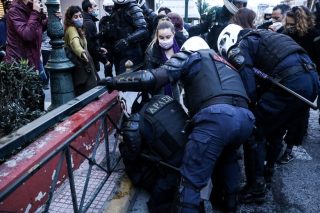O ρατσισμός των ενστόλων κλείνει το στόμα στα θύματα