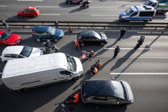 Περιβαλλοντικοί ακτιβιστές στη Γερμανία «κολλήθηκαν» στους δρόμους του Βερολίνου