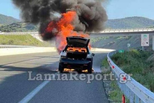 Στις φλόγες τυλίχτηκε αυτοκίνητο με τρεις δημάρχους της Φθιώτιδας