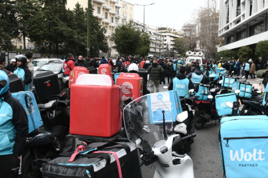 Ντελιβεράδες χωρίς μέτρα ασφάλειας και «όπου βγει»