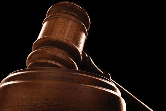 Νόμιμες οι καταργήσεις επιδομάτων εορτών και αδείας στους δικαστικούς