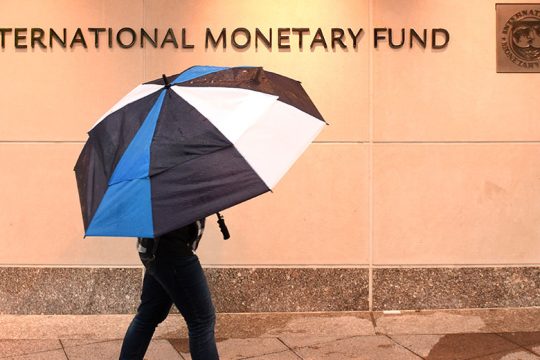 Επιστροφή στην κανονικότητα με πλεονάσματα και λιτότητα βλέπει το ΔΝΤ για την Ελλάδα