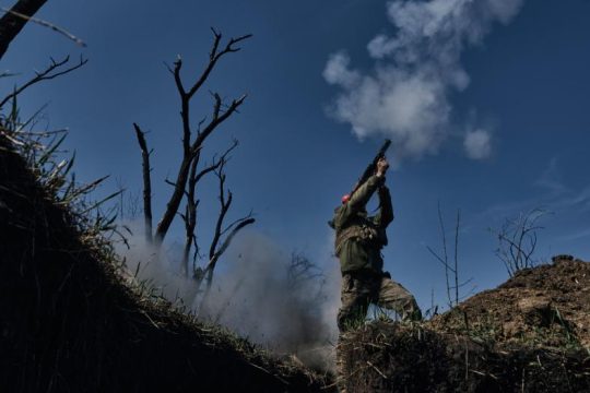 Ρώσικο σφυροκόπημα και άγριες μάχες στην Μπαχμούτ 