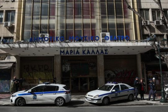 Εκκένωση του κατειλημμένου θεάτρου «Ολύμπια» με δέκα συλλήψεις