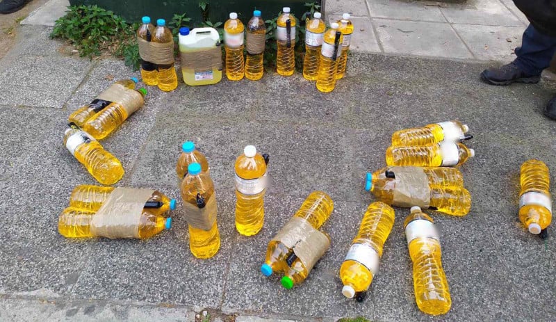 Μολότοφ και γκαζάκια μαζί με τα αναστάσιμα πυροτεχνήματα