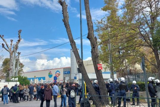 Δυναμική απεργιακή περιφρούρηση παρουσία των ΜΑΤ για το εργατικό δυστύχημα στην EMFI