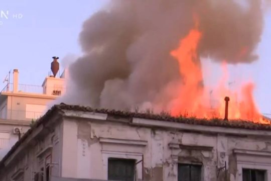Φωτιά σε εγκαταλελειμμένο κτίριο στην καρδιά της Αθήνας