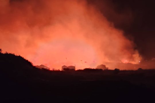 Μαίνεται σε δύσβατες περιοχές η φωτιά στα Μέθανα