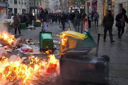Οργισμένες αντιδράσεις μετά το συνταγματικό «ναι» στη μεταρρύθμιση Μακρόν