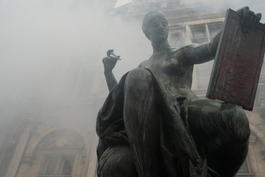 Ο Μακρόν προσπαθεί με διάγγελμα να σβήσει τη φωτιά που άναψε στη γαλλική κοινωνία