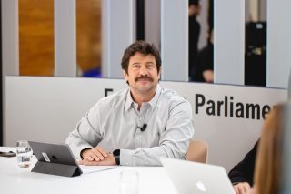 Μια γυναίκα στην πολιτική κακοποιείται