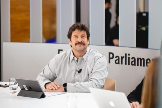 Μια γυναίκα στην πολιτική κακοποιείται