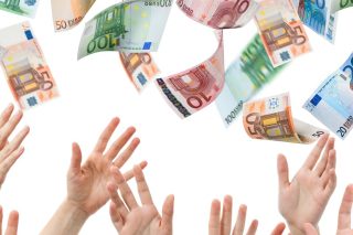 Βρέχει αυξήσεις και δεν είναι πρωταπριλιάτικες