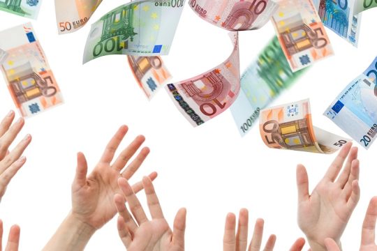 Βρέχει αυξήσεις και δεν είναι πρωταπριλιάτικες