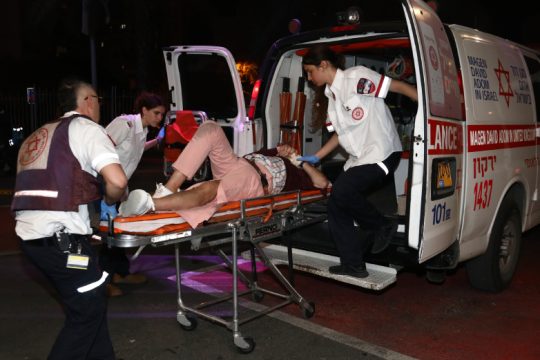 Αιματηρή επίθεση και πυροβολισμοί στο Τελ Αβίβ