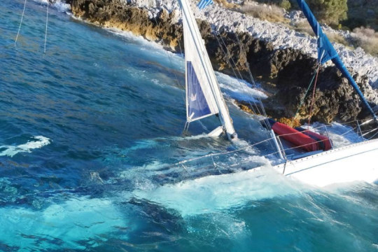 Ιστιοφόρο με πρόσφυγες-μετανάστες προσάραξε στη Λακωνία – Ένας νεκρός
