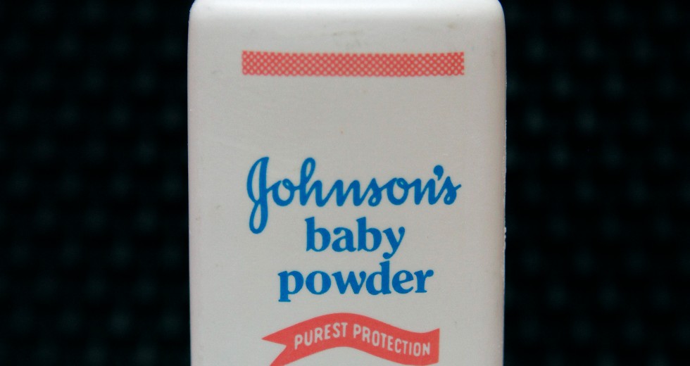 Η Johnson & Johnson πρότεινε 9 δισ. δολάρια σε διακανονισμό για το ταλκ