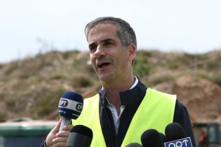 Μπαζώνοντας λακκούβες