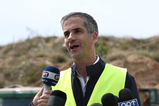 Μπαζώνοντας λακκούβες