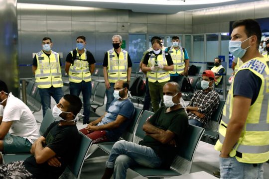 Αυξάνονται κρατούμενοι και ελλείψεις στα κέντρα κράτησης προσφύγων