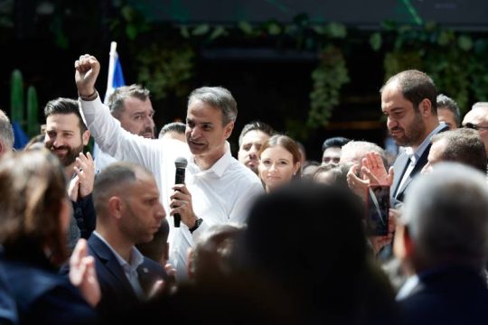 «Κολλημένος» με κυβέρνηση ηττημένων και το 2015