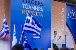 Αποδέχεται το τέχνασμα Κασιδιάρη με το κόμμα «Εάν» η κυβέρνηση