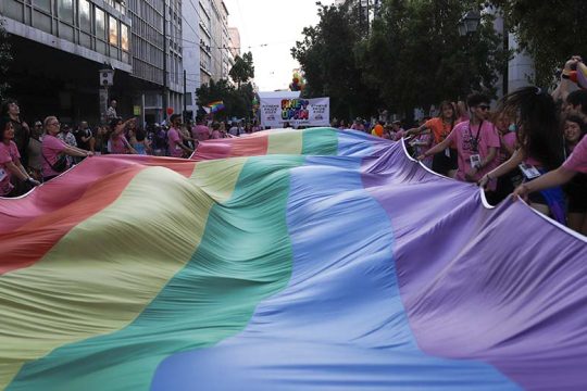 Δεν σπάει τη σιωπή το υπουργείο Παιδείας για ομοφοβία-τρανσφοβία