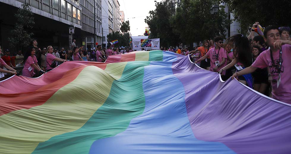 Δεν σπάει τη σιωπή το υπουργείο Παιδείας για ομοφοβία-τρανσφοβία