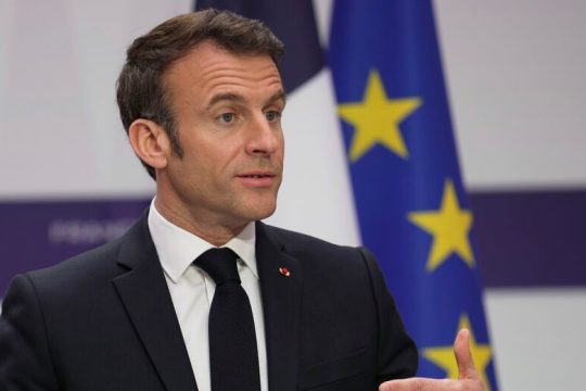 Αμετακίνητος ο Μακρόν στην πρώτη δήλωση μετά την επιβολή του νόμου για τις συντάξεις