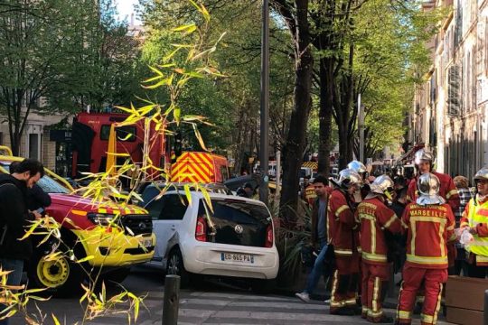 Οκτώ άνθρωποι αγνοούνται μετά την κατάρρευση δύο κτιρίων στη Μασσαλία