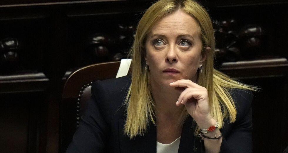 Ακραίο νομοσχέδιο Μελόνι για ποινικοποίηση της χρήσης αγγλικών λέξεων