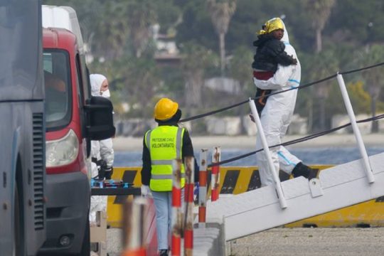 Διασώθηκαν από ελικόπτερο οι 32 μετανάστες από βραχονησίδα της Ιταλίας