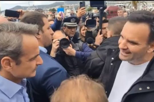 Με γιούχα υποδέχτηκαν εργαζόμενοι στην Καβάλα τον Μητσοτάκη
