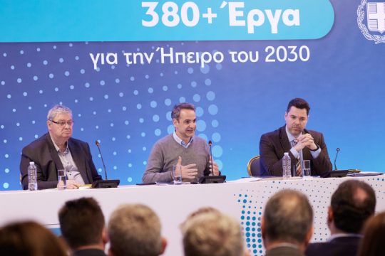 Ευχολόγια, προεκλογικές κορώνες και ξαναζεσταμένο φαγητό από τον Μητσοτάκη στα Γιάννενα