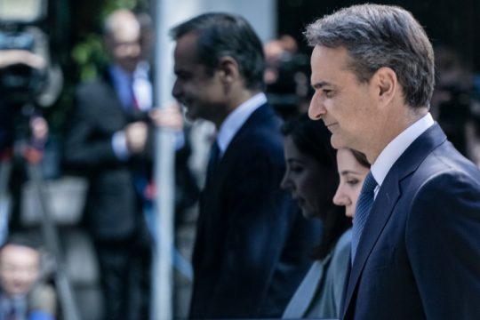 Βέλη Politico κατά Μητσοτάκη: Εκλογές με υποκλοπές, ακρίβεια και Τέμπη