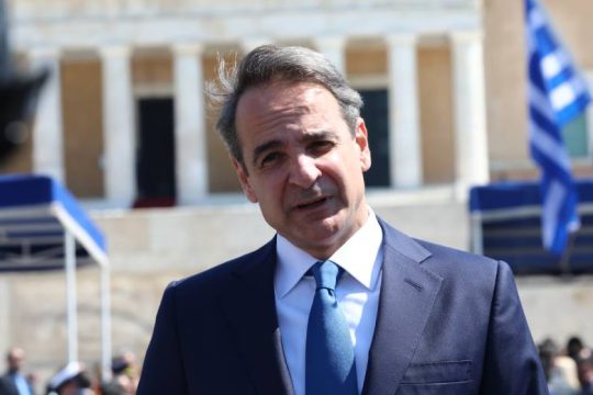 Παρελάσεις υπό το φόβο της λαϊκής οργής