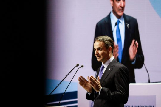 Αυταρέσκεια και προεκλογικό «τυράκι» για αύξηση 8% στα αναπηρικά επιδόματα