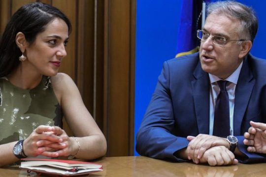 Τώρα απειλείται και η ζωή της 12χρονης. Ε και;