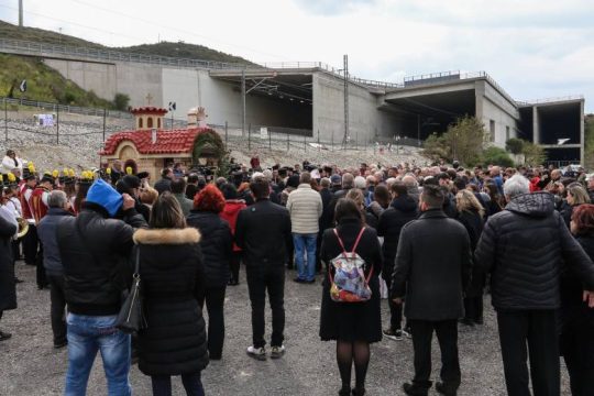 Πόνος και οργή στο μνημόσυνο 40 μέρες μετά την τραγωδία στα Τέμπη