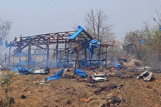 Δεκάδες νεκροί από αεροπορικές επιδρομές σε χωριό της Μιανμάρ
