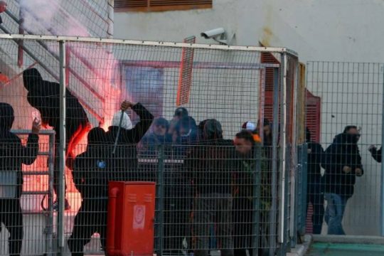 Eπεισόδια στο Πανθεσσαλικό – Διακοπή στο Νίκη Βόλου-ΑΕΛ