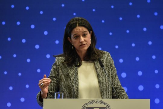 Κυρία Κεραμέως, επιτέλους! Οι εκπαιδευτικοί δεν είναι σάκος του μποξ