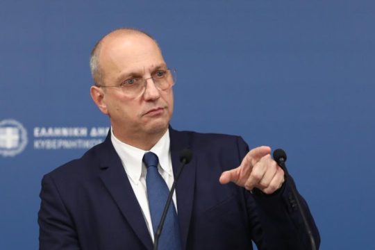 Οργή ΠΑΣΟΚ για τις ύβρεις του Οικονόμου