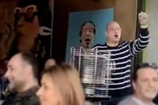 Βεντέτα για ένα σύνθημα μεταξύ Ν.Δ. και ΠΑΣΟΚ