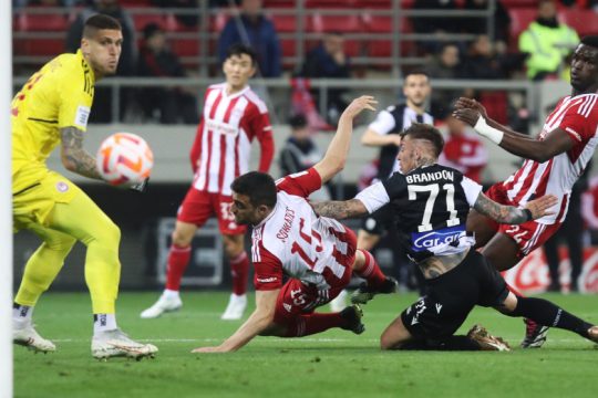 «Ζωντανός» ο Ολυμπιακός, έχασε έδαφος ο ΠΑΟΚ