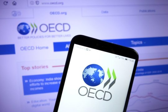 ΟΟΣΑ: Ο πληθωρισμός αύξησε τη φορολογική επιβάρυνση των μισθωτών το 2022
