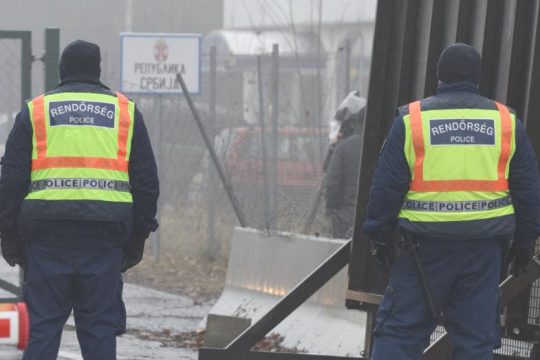 Κινδύνευσαν πολλοί μετανάστες στοιβαγμένοι σε φορτηγό στην Ουγγαρία 